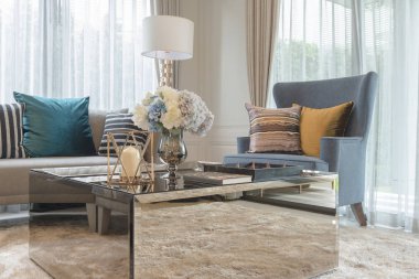 Lüks oturma odası kanepe ve tablo set ile