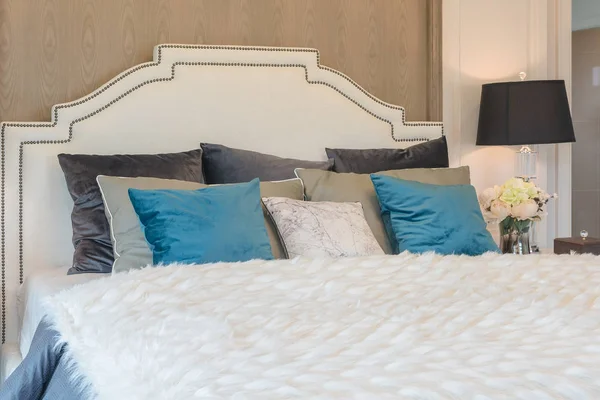 Розкішна спальня з синіми подушками на ліжку — стокове фото