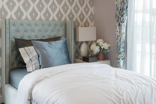 Camera da letto di lusso con letto singolo classico e set di cuscini — Foto Stock