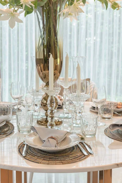 Tavola apparecchiata su tavolo rotondo sala da pranzo di lusso — Foto Stock