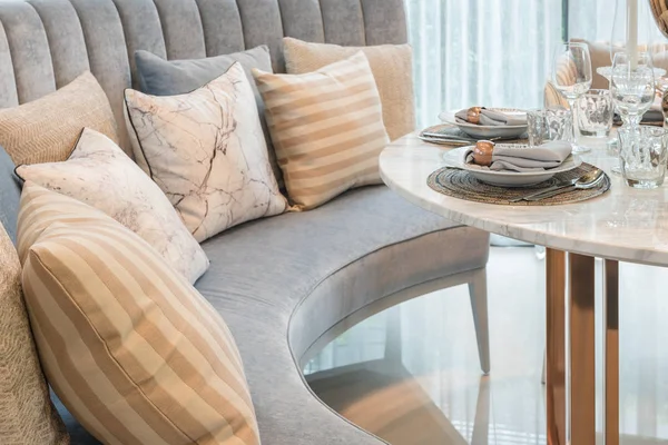 Stół ustawiony na okrągły stół w jadalni luksusowych — Zdjęcie stockowe