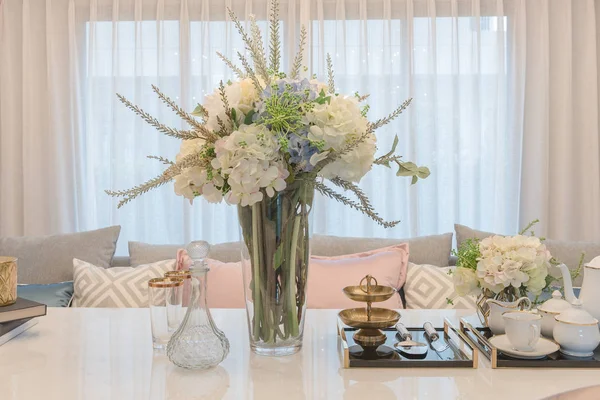 Mesa de lujo en mesa de comedor con jarrón de flores en el comedor r —  Fotos de Stock