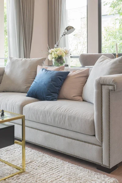 Lyxiga vardagsrum med eleganta soffa och uppsättning av kuddar — Stockfoto
