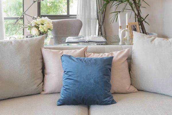 Sala de estar de lujo con elegante sofá y conjunto de almohadas — Foto de Stock