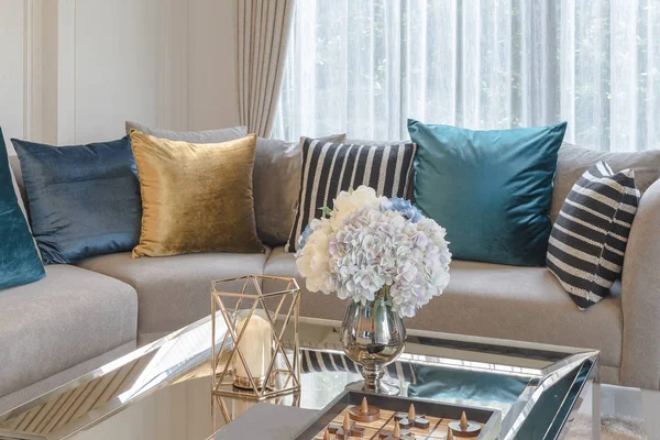 Sala de estar de luxo com conjunto de sofá e mesa — Fotografia de Stock