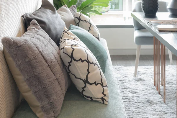 Набор подушек на роскошном диване в гостиной — стоковое фото