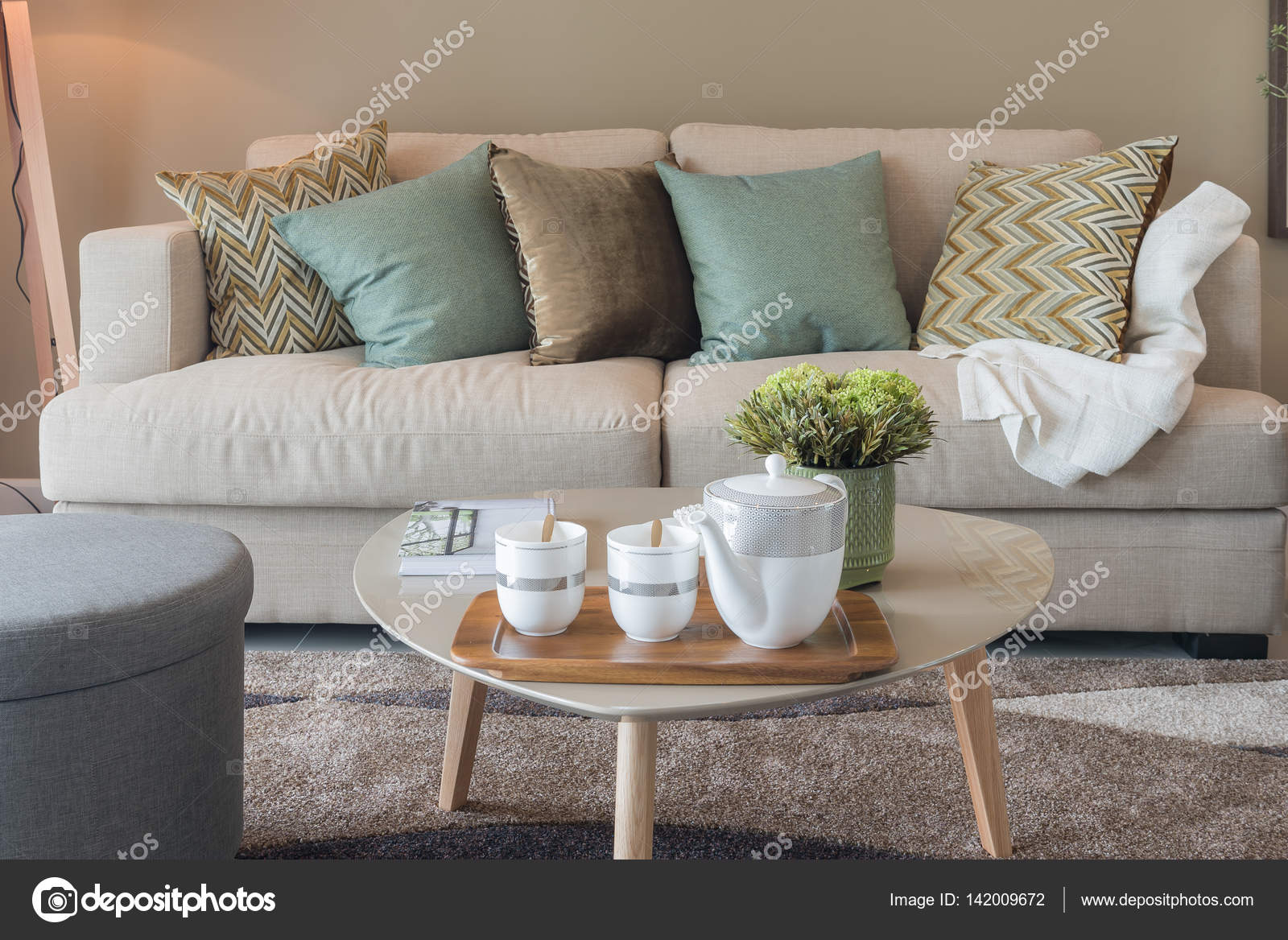 moderne woonkamer met groene kussens op de gezellige sofa en houten ... moderne woonkamer met groene kussens op de gezellige sofa en houten ...