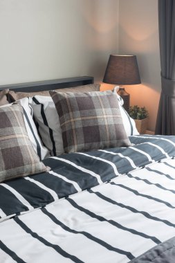 siyah ve beyaz battaniye ile modern yatak odası tasarımı 