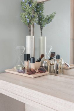 Güzellik ve makyaj kavramı: Masa ayna, çiçek, parfüm, jewe