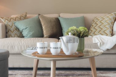 Modern oturma odası rahat kanepe ve ahşap la yeşil yastık ile