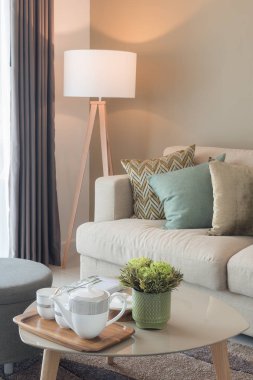 Modern oturma odası rahat kanepe ve ahşap la yeşil yastık ile