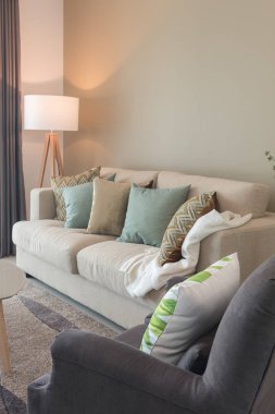 Modern oturma odası rahat kanepe ve ahşap la yeşil yastık ile