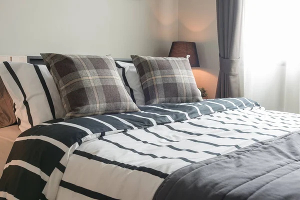 Design de quarto moderno com cobertor preto e branco — Fotografia de Stock