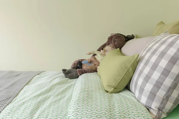 Kid's slaapkamer met groene kleurtoon en poppen — Stockfoto