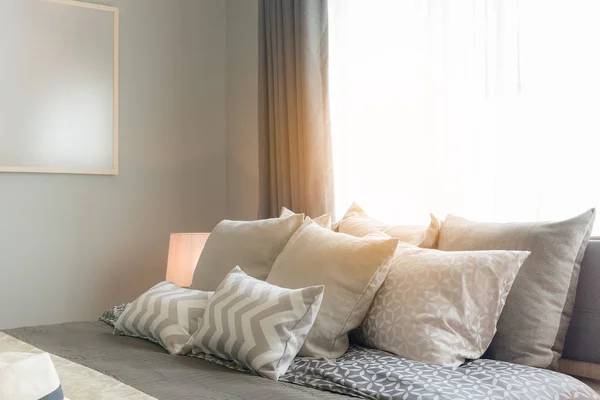 Conjunto de travesseiros na cama no quarto acolhedor — Fotografia de Stock