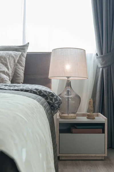 Çalar saat rahat bedroo tablo tarafında stiliyle klasik lamba — Stok fotoğraf