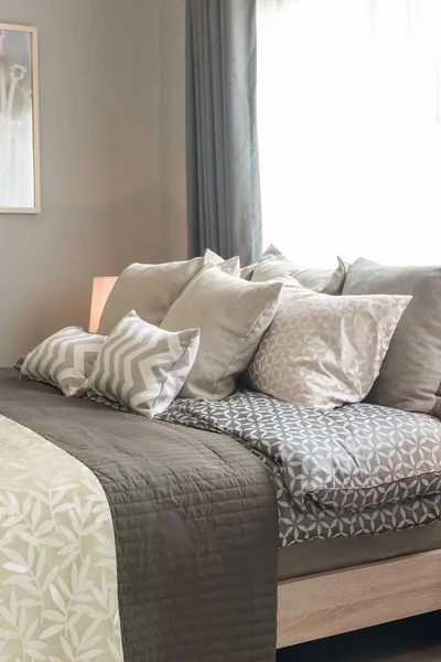 Zestaw poduszek na łóżku w przytulnej sypialni — Zdjęcie stockowe