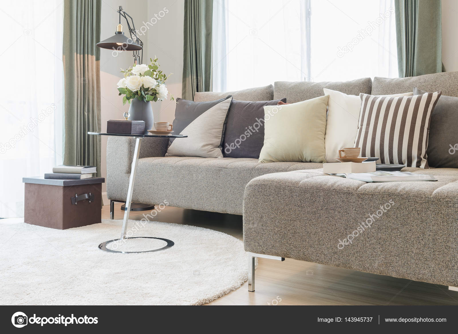 ronde glazen tafel met zitbank in moderne woonkamer set — Stockfoto ... ronde glazen tafel met zitbank in moderne woonkamer set — Stockfoto ...