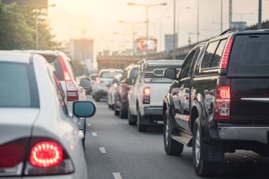 trafik sıkışıklığı araba sıra ile 