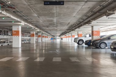Araba ve boş park yeri ile garaj Otopark, İçişleri