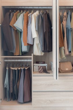 renkli elbise demiryolu üzerinde asılı 