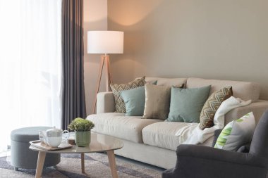 Modern oturma odası rahat kanepe ve ahşap la yeşil yastık ile