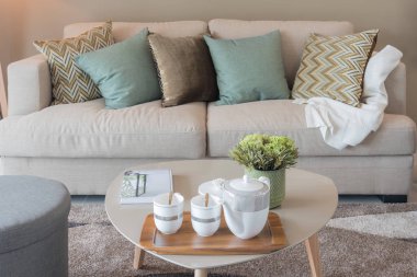 Modern oturma odası rahat kanepe ve ahşap la yeşil yastık ile