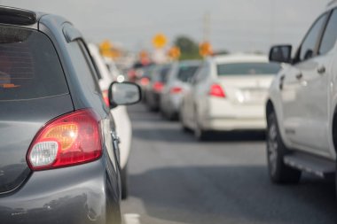 trafik sıkışıklığı araba sıra ile 