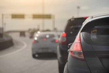Trafik sıkışıklığı arabalar exprees yolda sıra ile