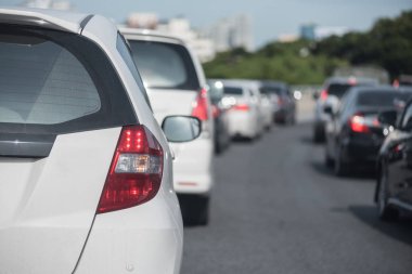 Trafik sıkışıklığı arabalar exprees yolda sıra ile