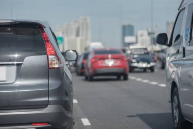 Trafik sıkışıklığı arabalar exprees yolda sıra ile