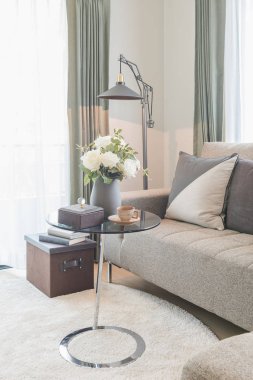 modern oturma odası kanepe kümesiyle yuvarlak cam masa