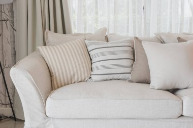 modern oturma odasında klasik kanepe yastık kümesi