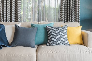 modern kanepe üzerinde renkli yastıklar