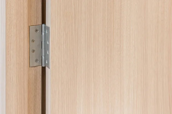 Dobradiças de porta inoxidável na porta de balanço de madeira — Fotografia de Stock
