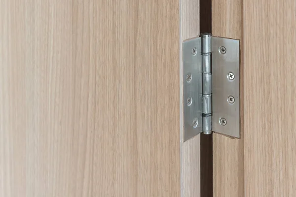 Bisagras de puerta de acero inoxidable en la puerta giratoria de madera — Foto de Stock