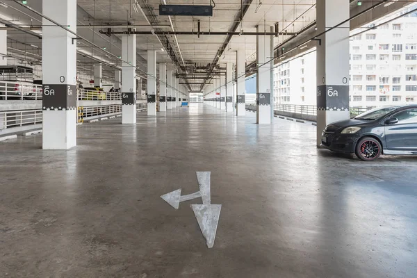 Interno del garage con auto e parcheggio libero — Foto Stock