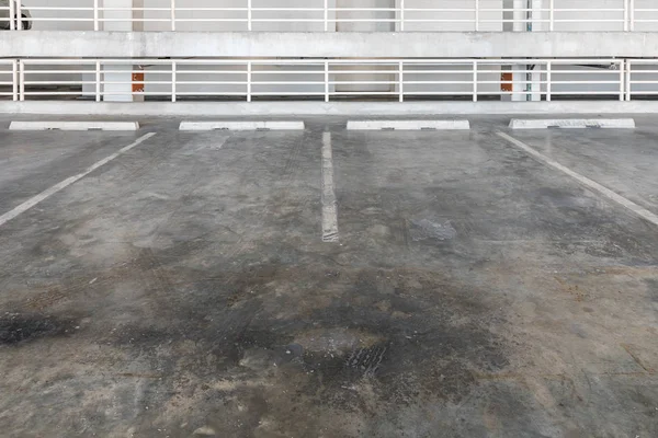 Intérieur du garage avec voiture et parking vacant — Photo