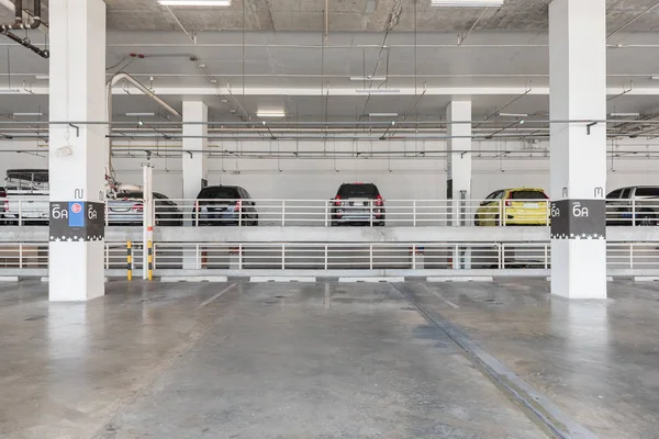 Intérieur du garage avec voiture et parking vacant — Photo