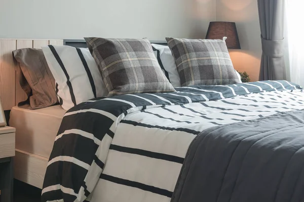 Nowoczesna sypialnia design z biało-czarny koc — Zdjęcie stockowe