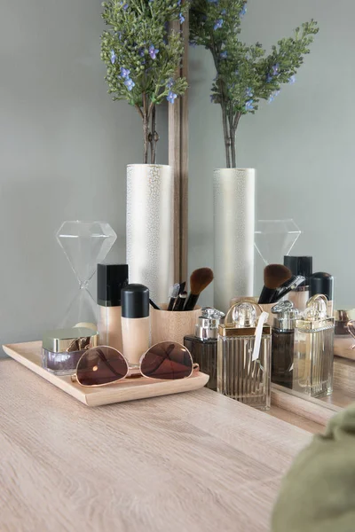 Skönhet och make-up koncept: tabell juveler, parfym, blommor, spegel — Stockfoto