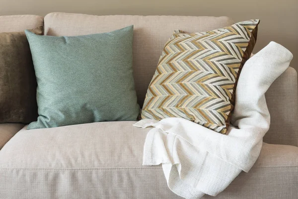 Salon moderne avec des oreillers verts sur canapé confortable et en bois la — Photo