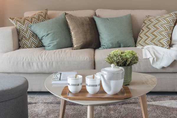Moderna sala de estar con almohadas verdes en el acogedor sofá y la madera —  Fotos de Stock