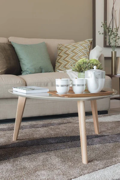 Moderno soggiorno con cuscini verdi su accogliente divano e legno la — Foto Stock