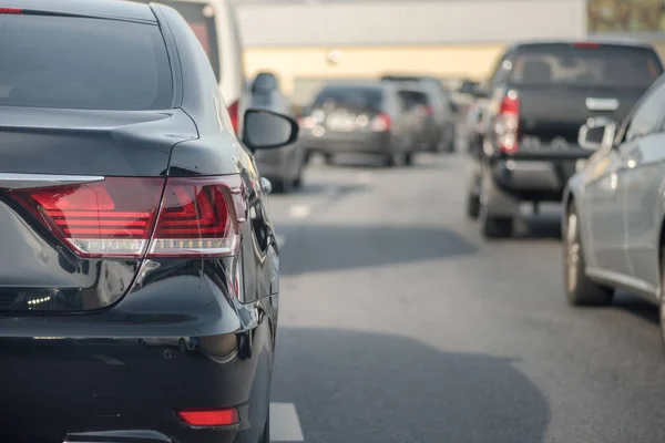 Atasco de tráfico con fila de coches en forma de exprees — Foto de Stock