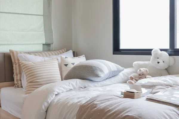 Modern yatak odası iç tasarım kümesiyle yastıklar — Stok fotoğraf