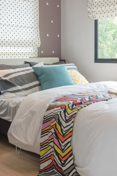 Барвисті подушки, встановлені на ліжку в сучасній спальні — стокове фото