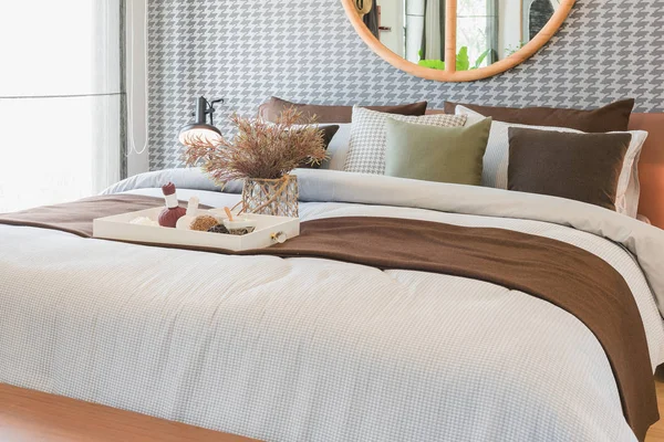 Szklany wazon rośliny z drewniana Taca na luksusowe łóżko w luksusowe łóżko — Zdjęcie stockowe