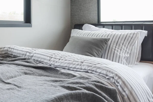 モダンな木製ベッドに毛布と枕のセット — ストック写真