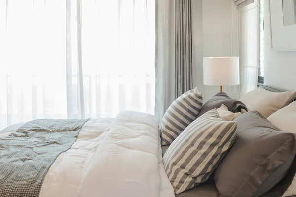 Conjunto de almohadas y manta en la cama en el dormitorio moderno — Foto de Stock
